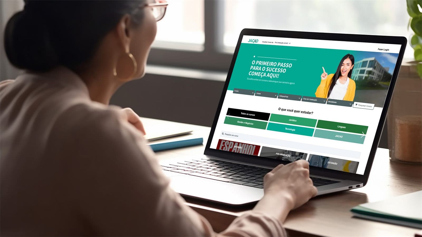 Profissional utilizando o ERP acadêmico do JACAD