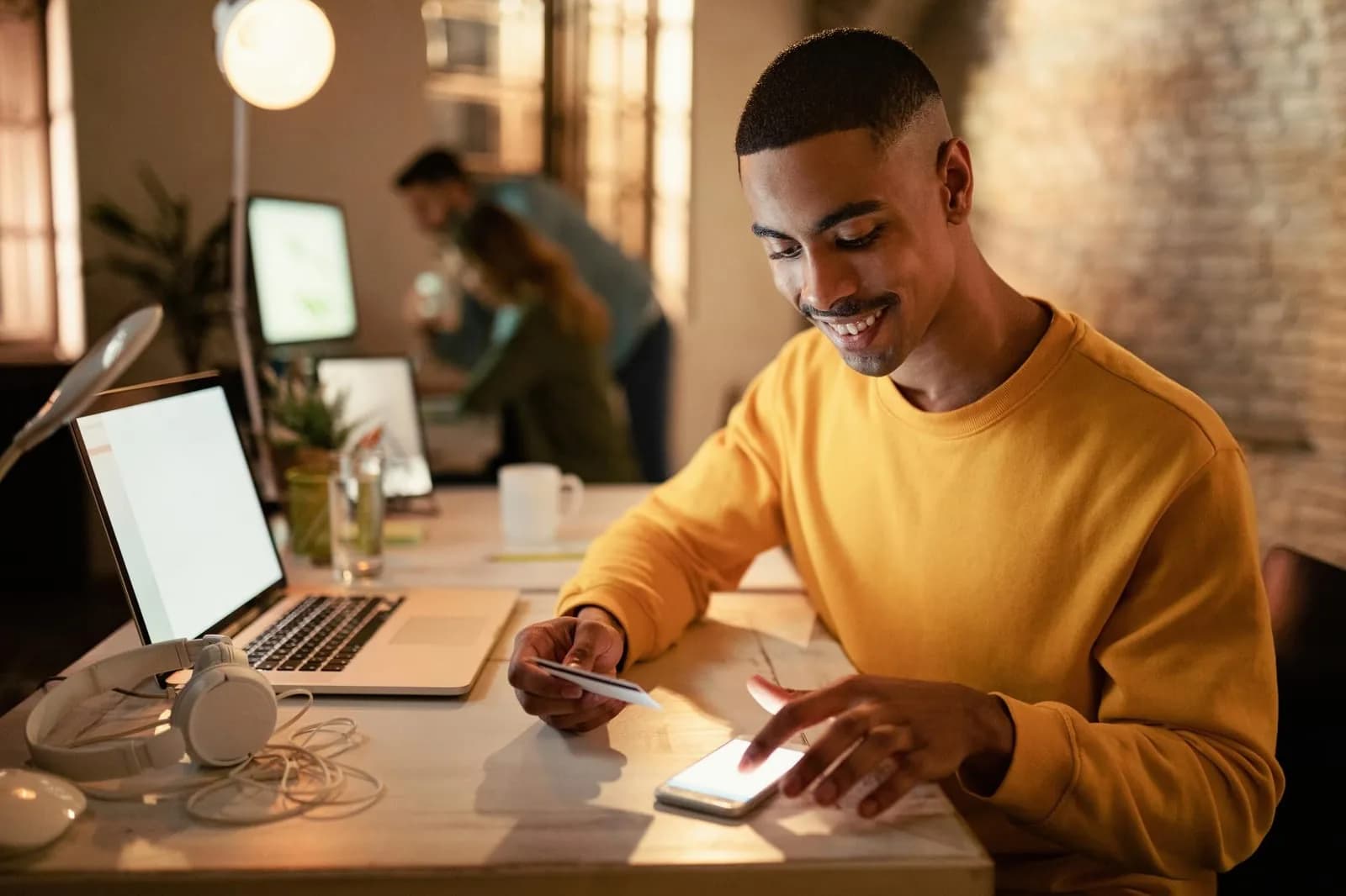 Gestor utilizando o JACAD Pay em um notebook